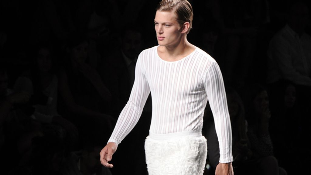 El modelo Sebastian Sauve fue la cara protagonista del desfile.