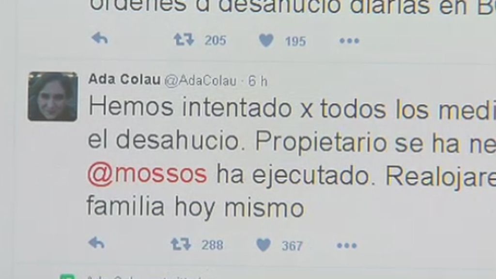 Ada Colau se enfrenta en Twitter a los Mossos por un desahucio
