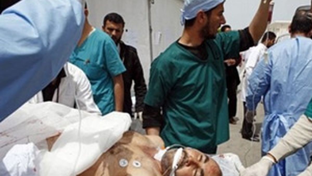 Los médicos trasladan a un herido al hospital de Hikma, en Misrata. Foto: AP