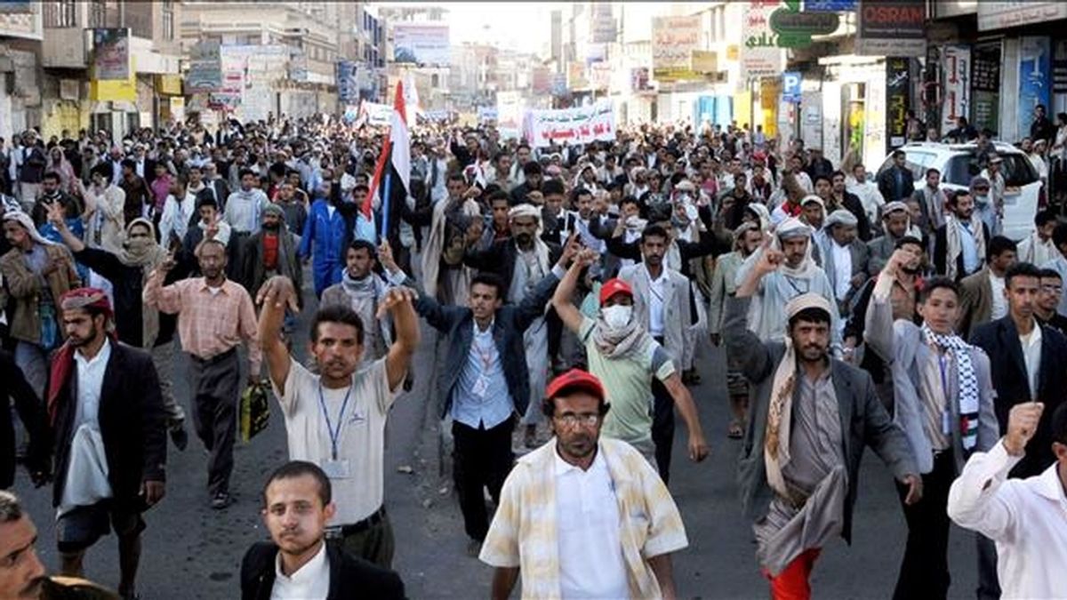 Manifestantes yemeníes durante una protesta ayer en Saná, Yemen. EFE