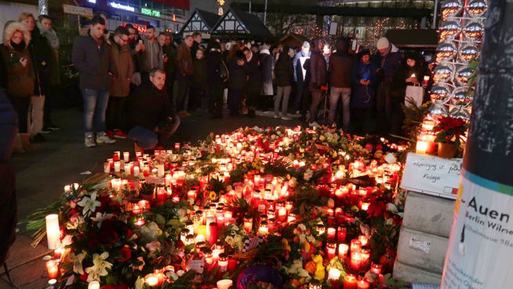 Velas, dolor y rabia en los homenajes a las víctimas del ataque de Berlín