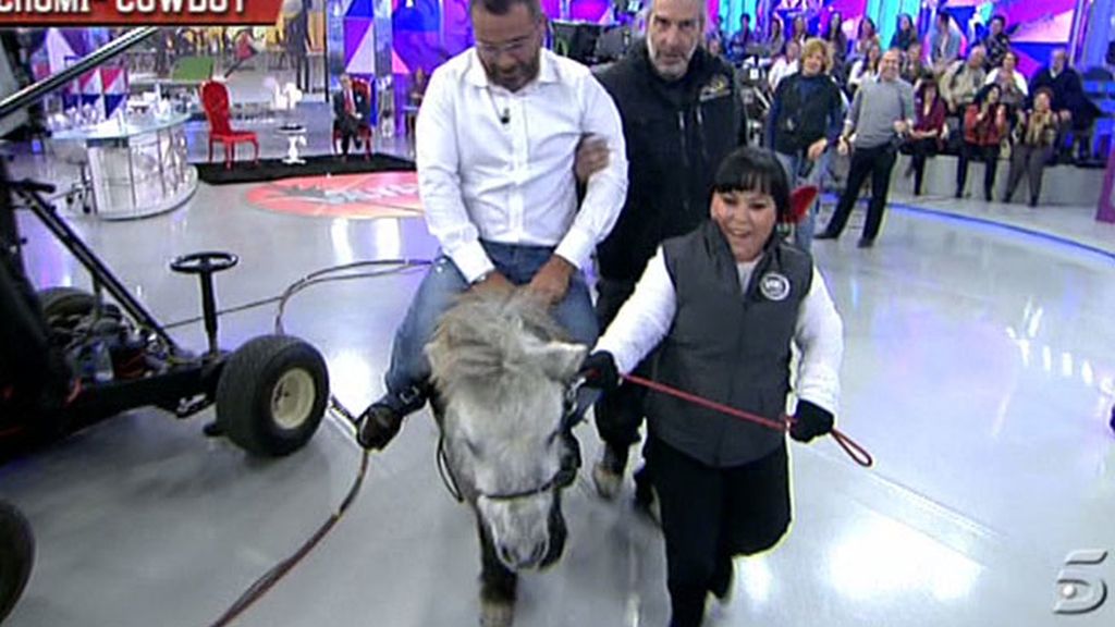 Chiqui entra en plató a lomos de un poni y Jorge Javier le imita
