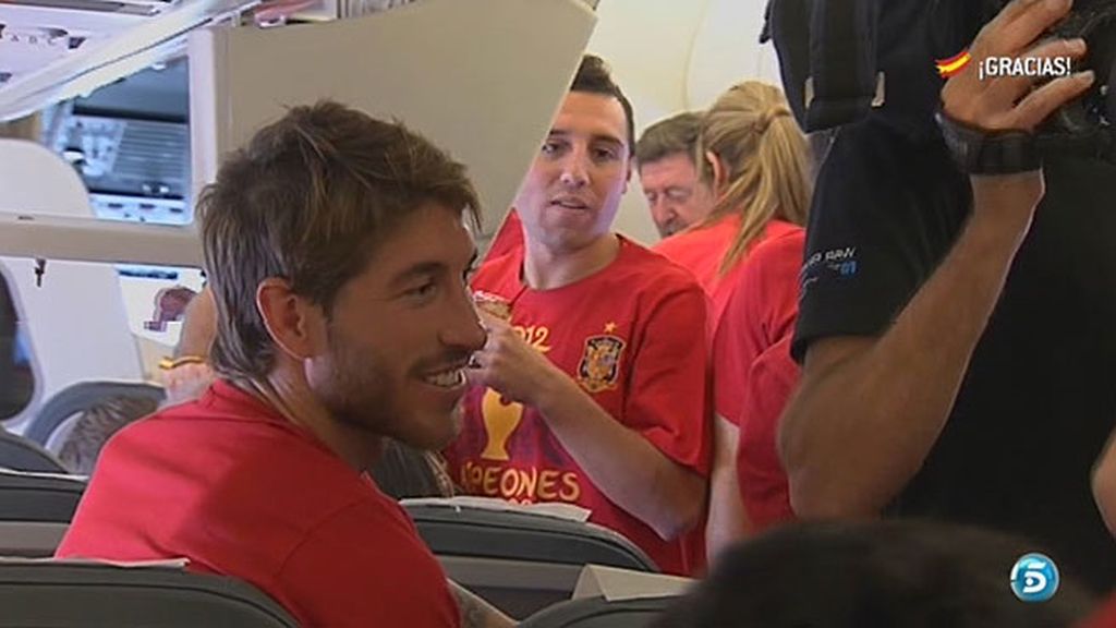 Entre periódicos, balones y tartas con la bandera