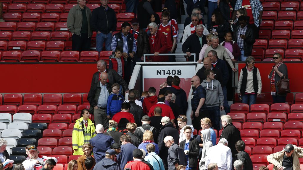 La presencia de un paquete sospechoso obliga a evacuar el estadio de Old Trafford