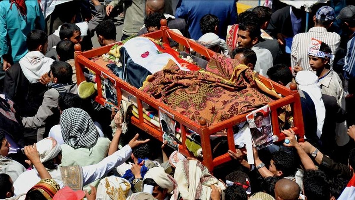 Manifestantes antigubernamentales cargan con el cadaver de un compañero durante una protesta contra el gobierno del presidente Ali Abdalá Saleh, en Saná, Yemen. EFE