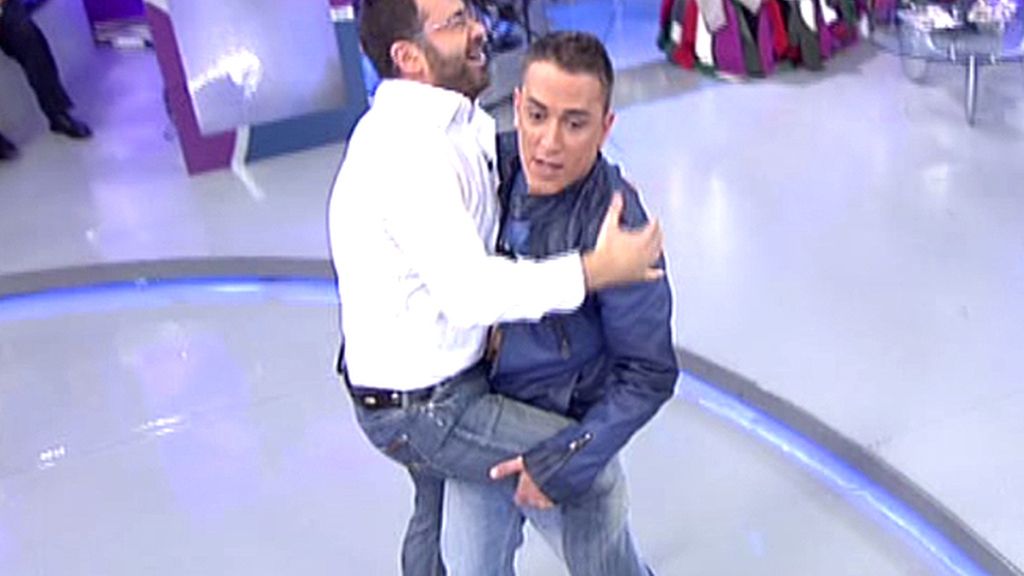 El equipo se desmadra analizando el encuentro de Alesandro y Noemí