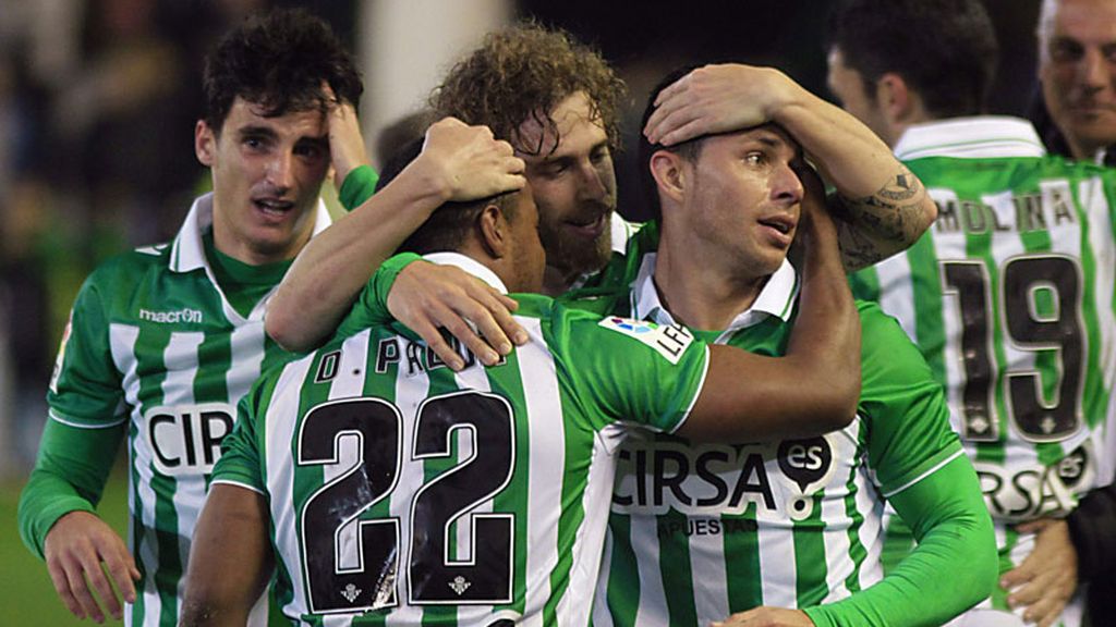 El Betis golea a Osasuna