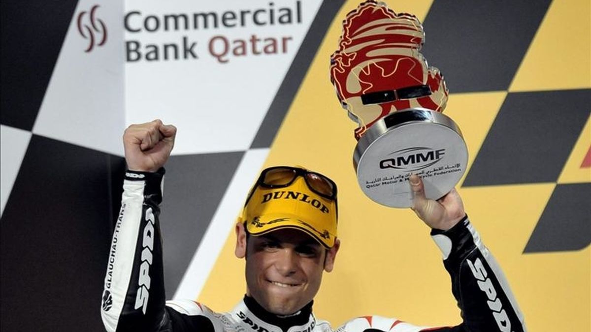 El piloto alemán de Aprila 125 cc Sandro Cortese, celebra en el podio el segundo lugar de la categoría el 20 de marzo de 2011, después del Gran Premio de Catar de MotoGP disputado en el circuito internacional de Losail, en Doha (Catar). EFE/Archivo