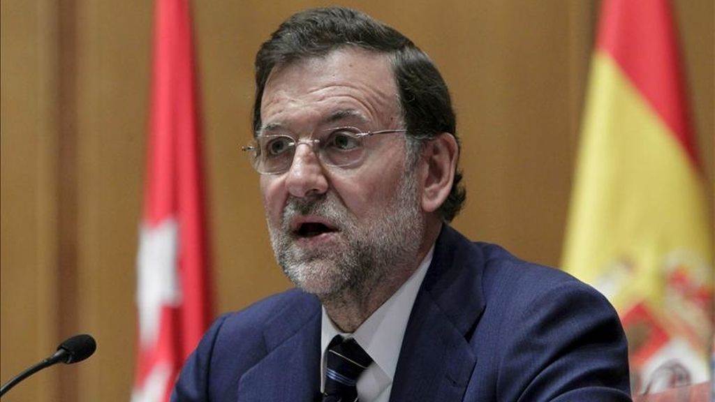 El presidente del PP, Mariano Rajoy, durante la Cumbre Mundial Médico-Enfermera que se celebró hoy en la Facultad de Medicina de la Universidad Complutense, en la que ha anunciado que el programa de su partido para las próximas elecciones autonómicas y municipales incluirá la "obligatoriedad" de colegiarse para médicos y enfermeras. EFE