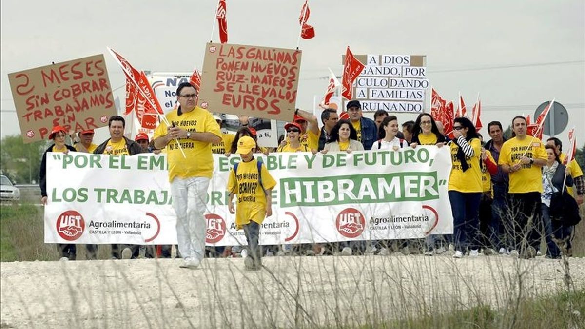 Los trabajadores de Hibramer de la localidad vallisoletana de Aldeamayor de San Martín, durante la marcha reivindicativa que han realizado esta mañana bajo el lema "Por huevos, Hibramer no se cierra", en defensa de su actividad, ante la crisis del Grupo Nueva Rumasa. EFE