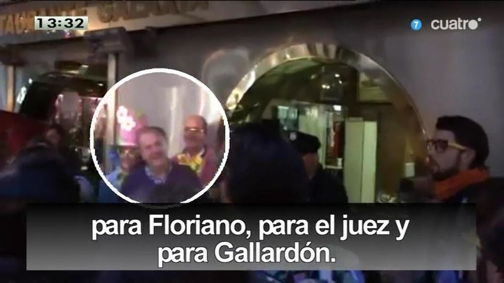 Monago se ríe con una murga de Badajoz que se mofa de sus viajes a Canarias