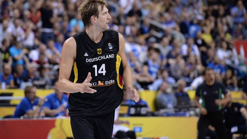 ¡Dirk Nowitzki destroza la defensa de Serbia con dos triples desde su casa!