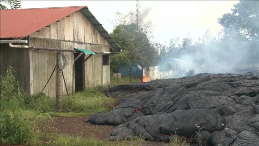 El río de lava del volcán Kilauea arrasa una vivienda en la ciudad hawaiana de Pahoa