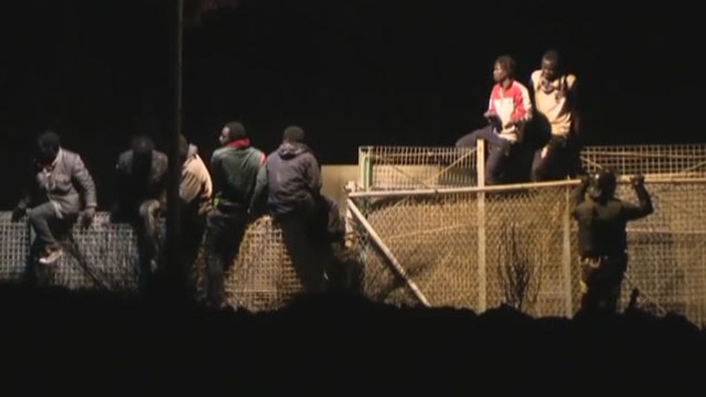 Ciento cincuenta inmigrantes intentan saltar la valla de Melilla