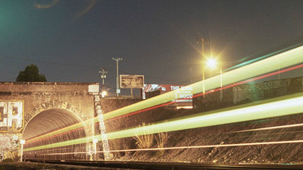 Haz de luz en las vías