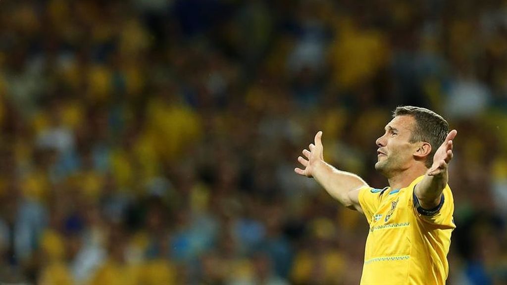 Shevchenco gana en su particular duelo con Ibrahimovic