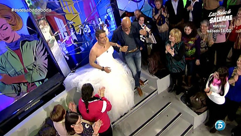 Las colaboradores y los colaboradores desfilan de blanco