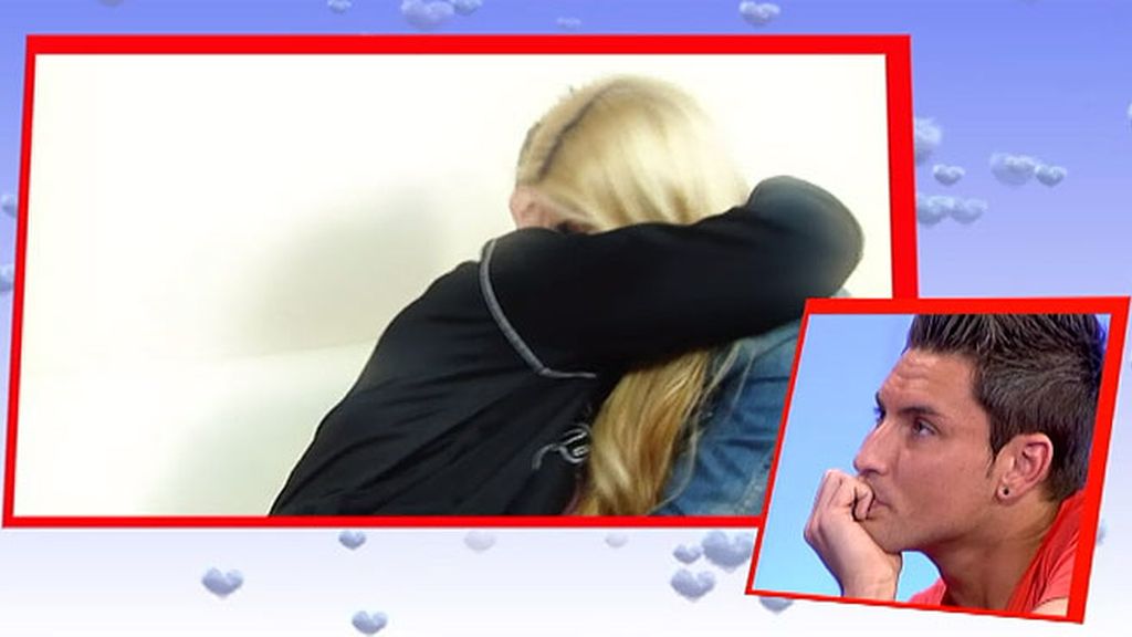 Erik besa tímidamente a Ainhoa