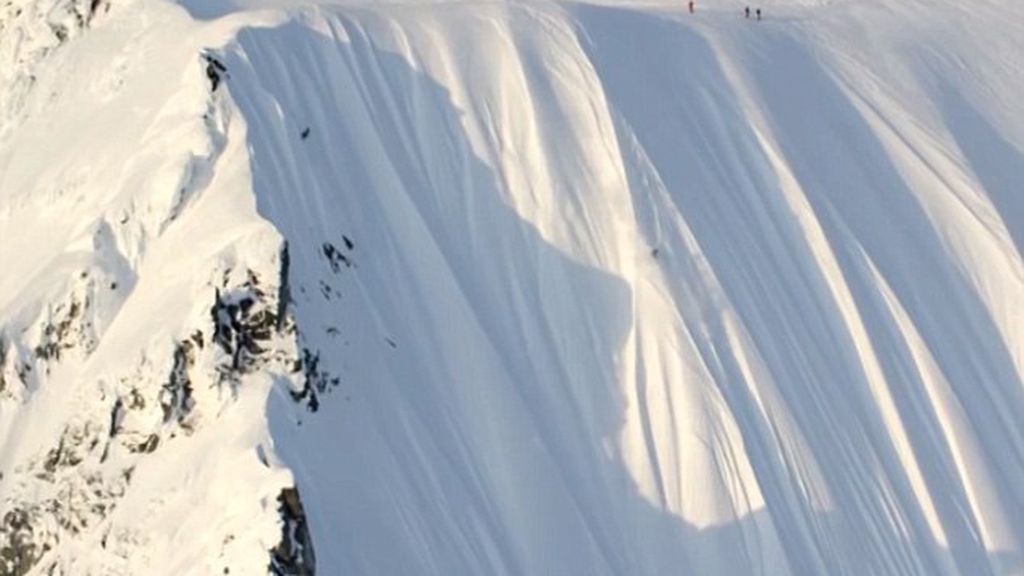 La espectacular caída de un esquiador en una montaña de Alaska