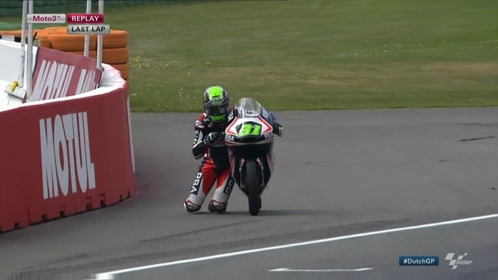 Niklas Ajo salva una caída imposible y... ¡entra de rodillas agarrado a su moto!