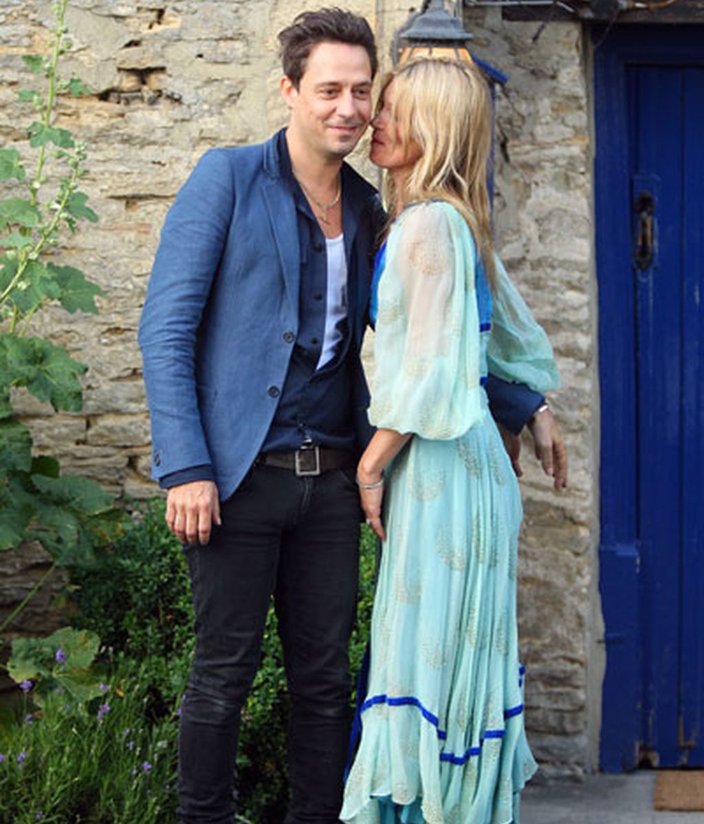 Posan a la entrada del restaurante