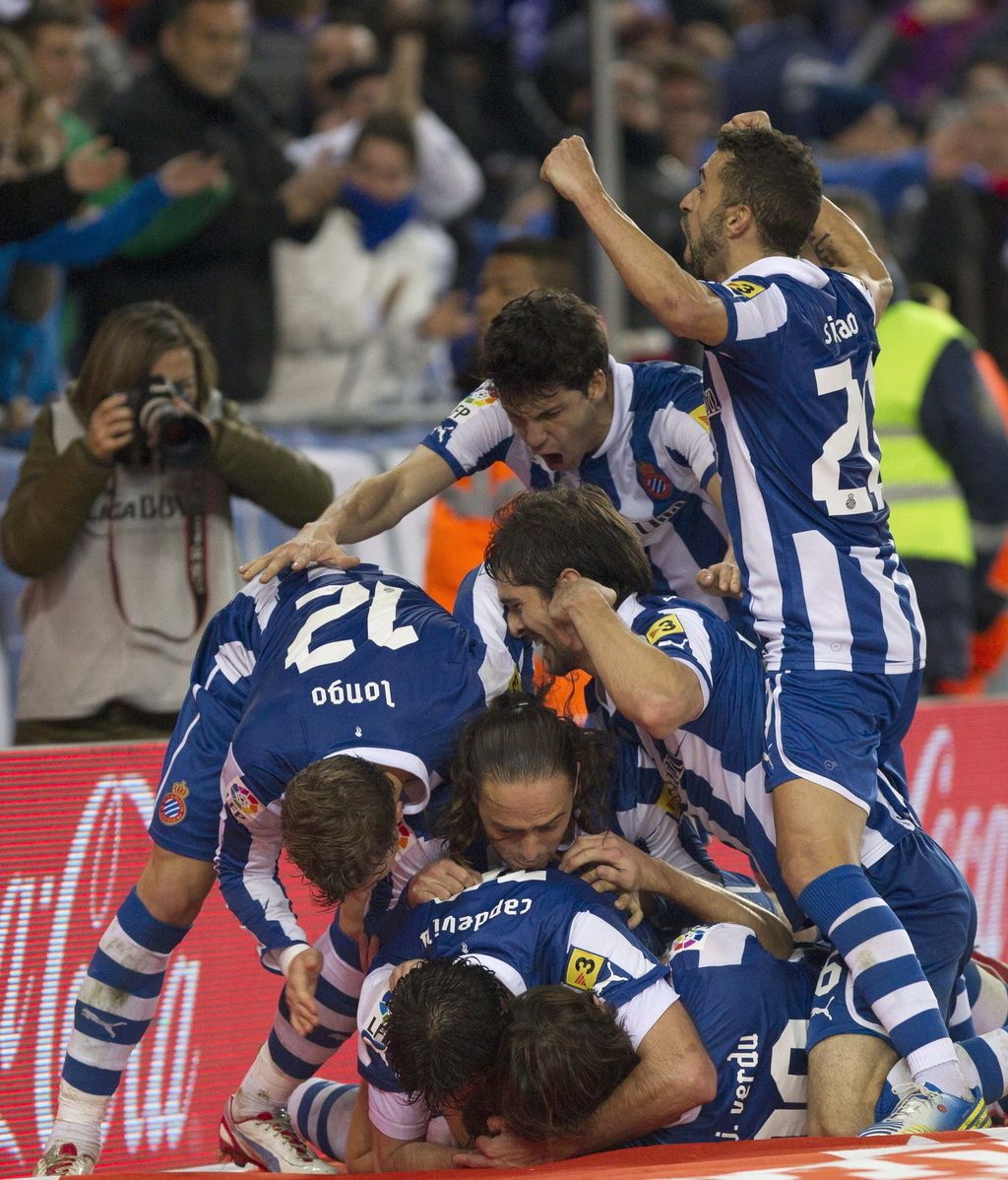 Los jugadores del Espanyol celebran el tercer gol del equipo españolista, durante el encuentro correspondiente a la jornada 20 de primera división, que han disputado esta noche frente al Real Mallorca