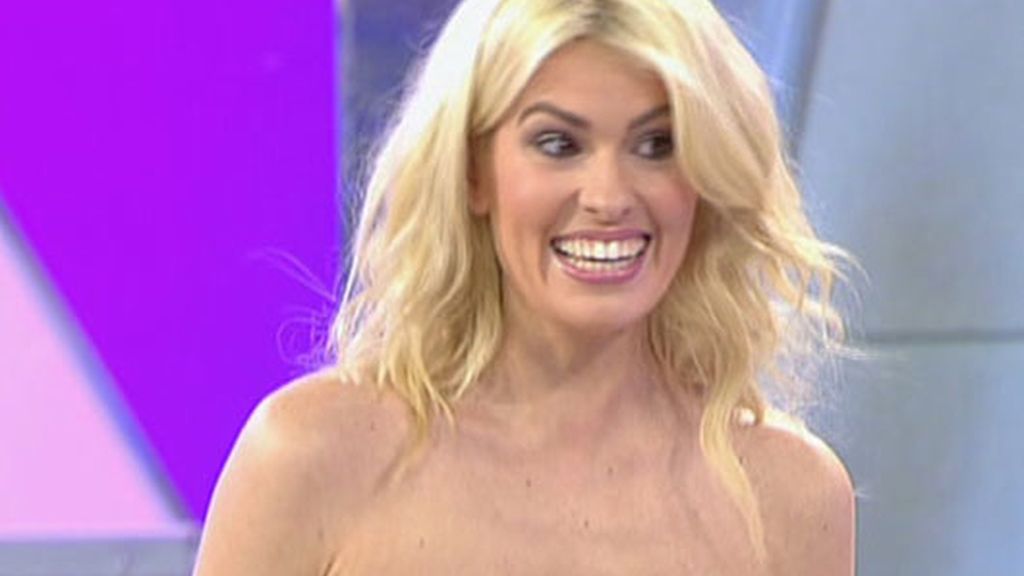 Adriana se sube el vestido