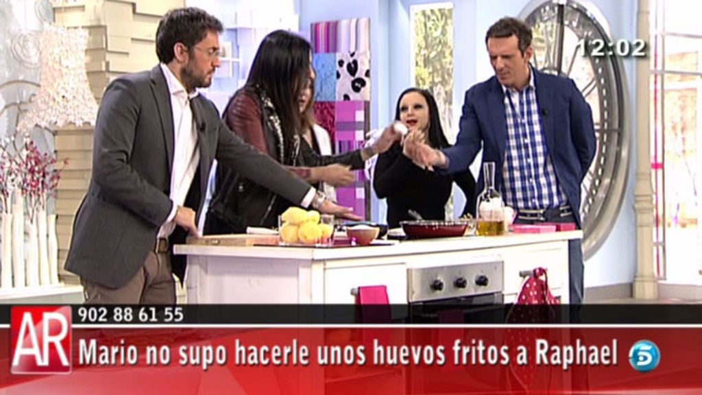 Mario no supo hacerle unos huevos fritos a Raphael