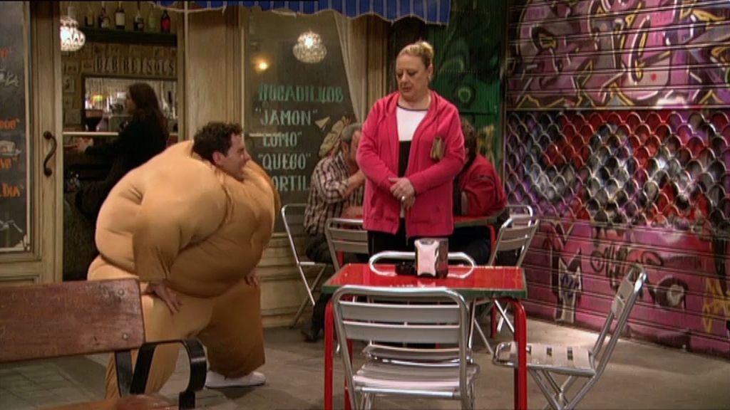 Su madre le pone un antiguo traje suyo de cuando era vedette