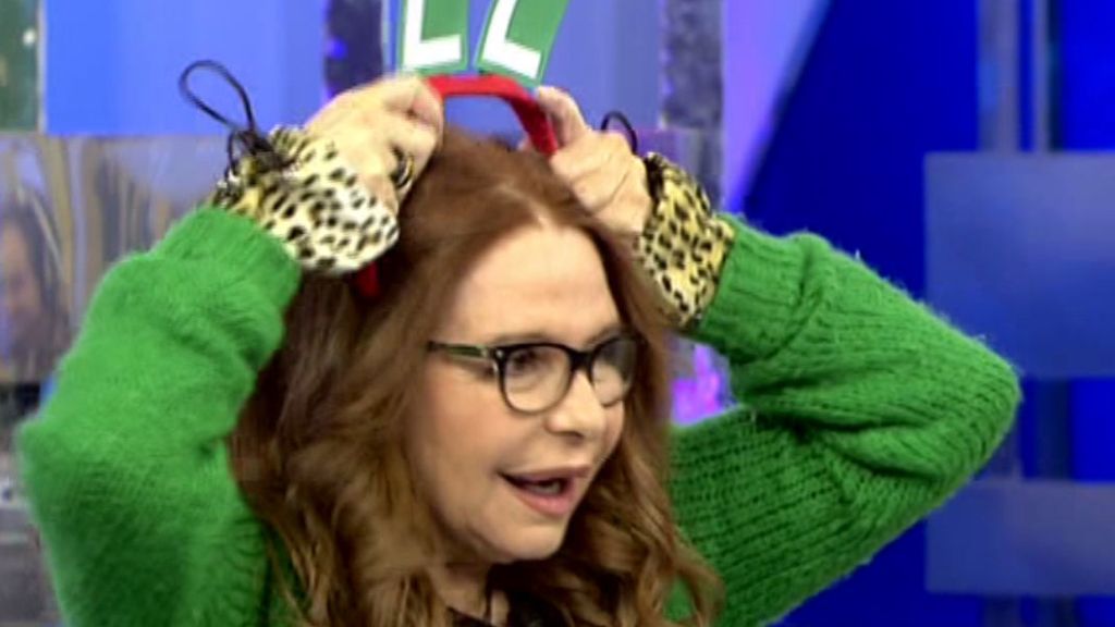 Sus compañeros le dan la bienvenida con dos regalos muy originales