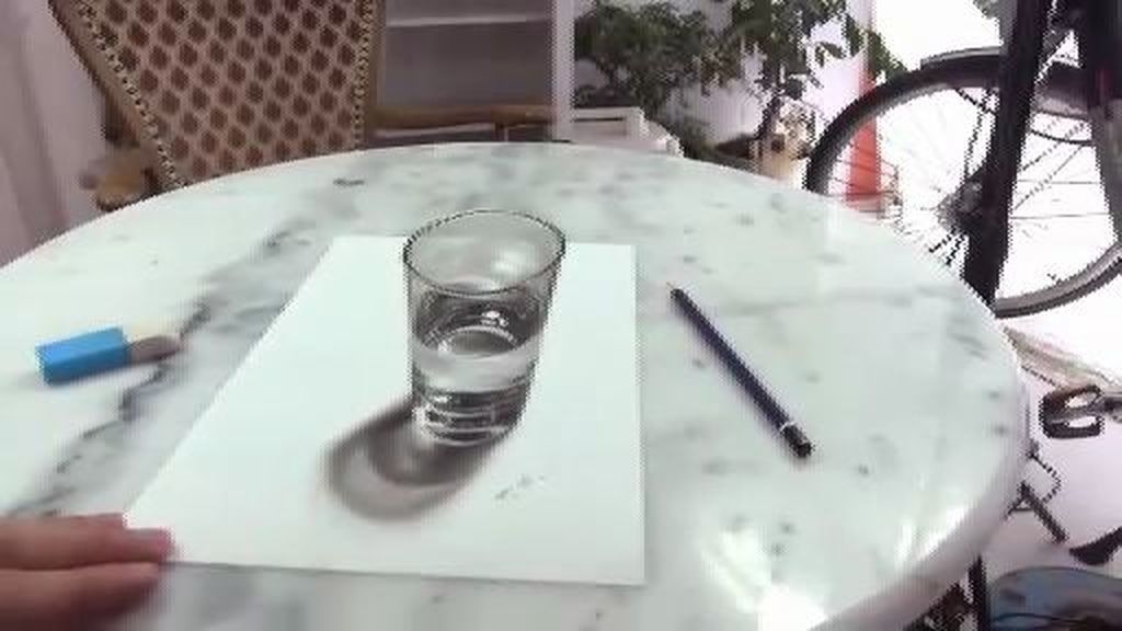 Impresionante ilusión óptica que convierte un vaso dibujado en real