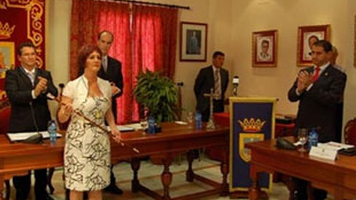 Isabel María Fernández en el momento de ser elegida alcaldesa de Chipiona.