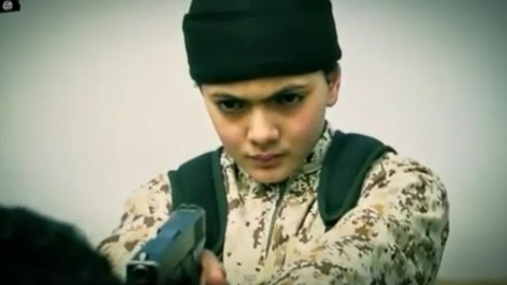 El Estado Islámico difunde el vídeo de un niño asesinando sin piedad