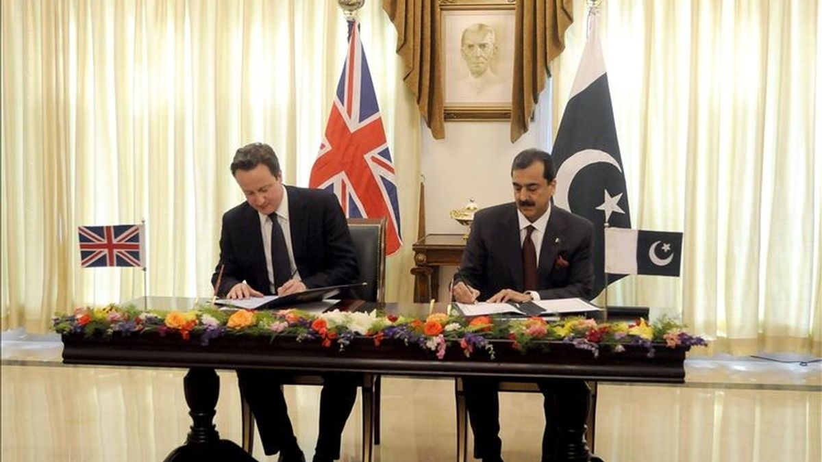 El primer ministro británico, David Cameron (izq), y su homólogo paquistaní, Yusuf Raza Gilani (dcha), firman un acuerdo sobre diálogo estratégico bilateral durante un encuentro mantenido en Islamabad (Pakistán). Cameron llegó al país para realizar una visita de un día de duración. EFE