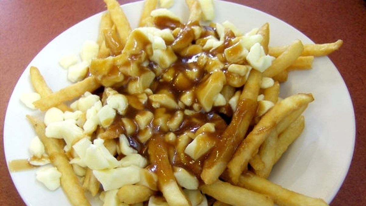 patatas fritas con requesón y salsas patatas fritas con requesón y salsas