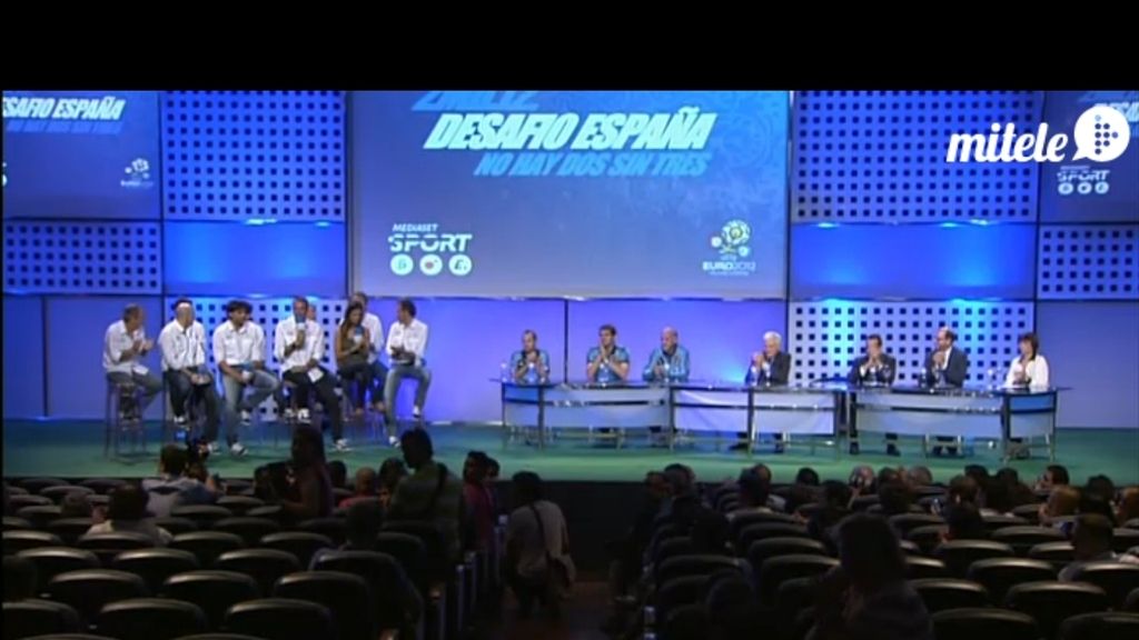 Vasile, J.J. Santos, Manu, Sara, Casillas, Iniesta, Del Bosque, en la presentación