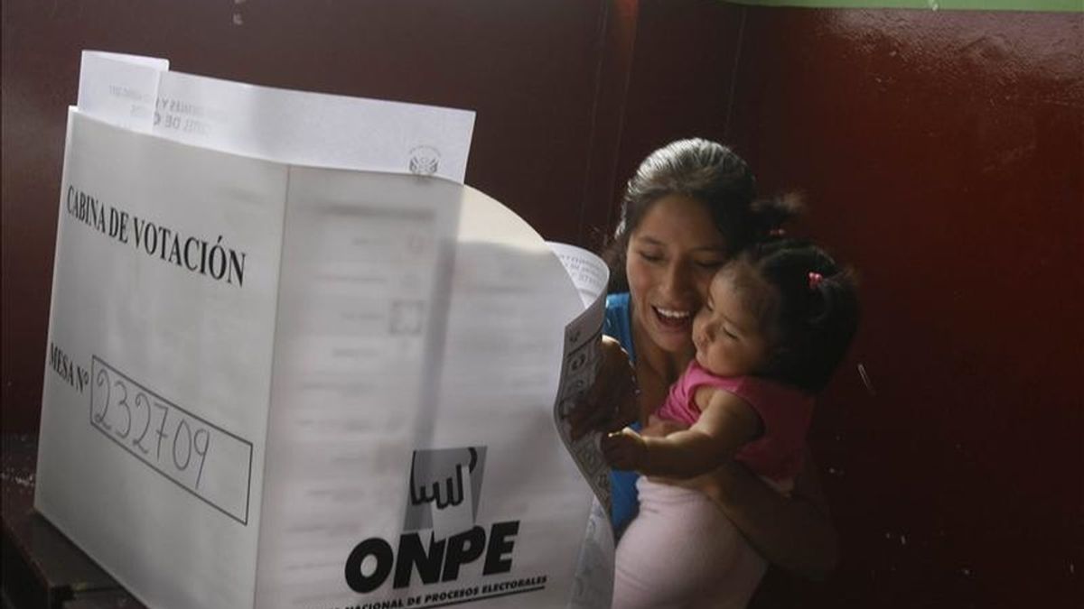 Una ciudadana peruana acude a votar el pasado 10 de abril de 2011, en Lima. EFE