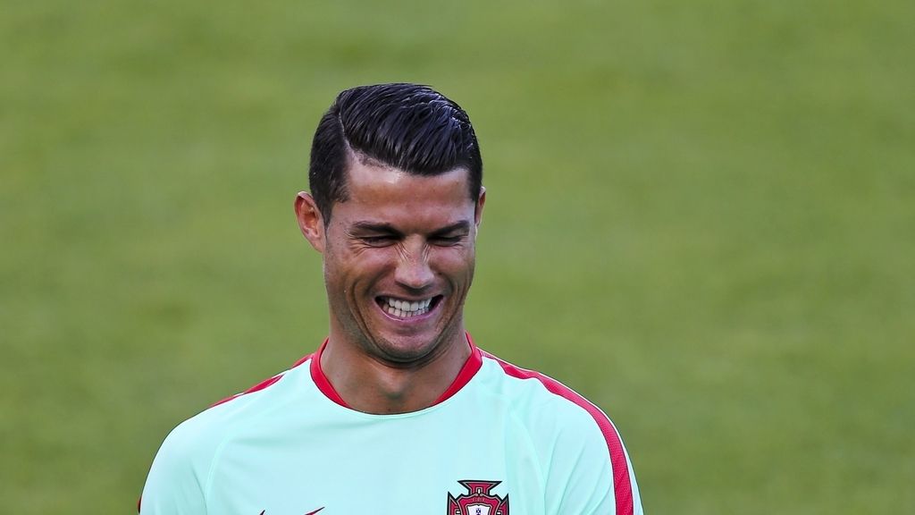 Cristiano Ronaldo tontea con dos chicas durante el entrenamiento con la selección