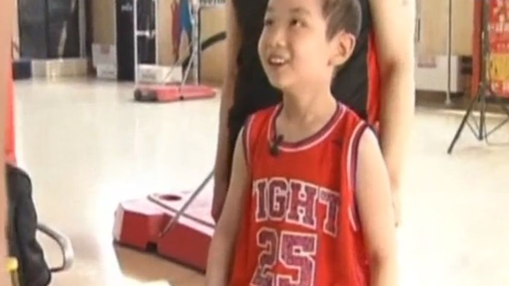 Un niño que sufre un tumor cumple su sueño de jugar con una estrella del baloncesto