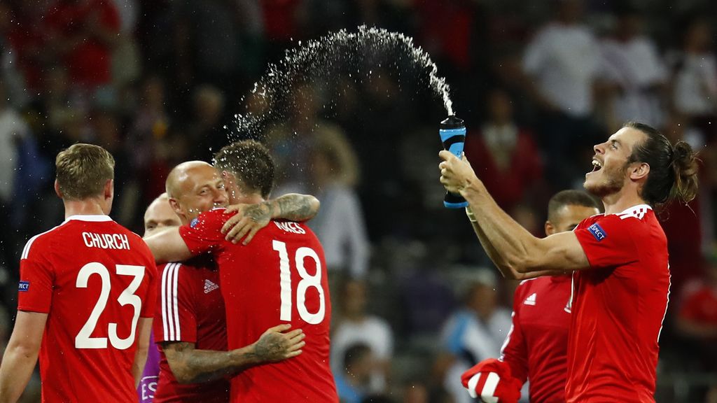 Gales le da un repaso a Rusia y se mete en octavos como primera de grupo (0-3)