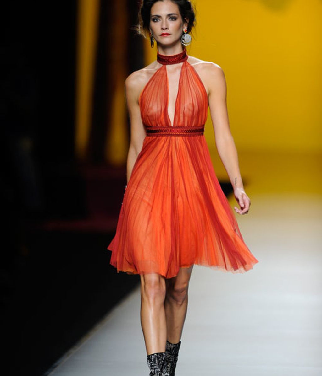 Pasado y presente se fusionan en el desfile de Francis Montesinos