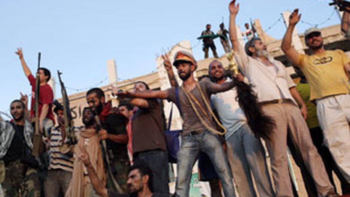 Gadafi reaparece por primera vez  tras haber perdido el control de Trípoli. Vídeo: Informativos Telecinco.