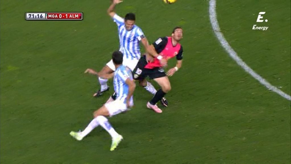 ¡Qué genialidad de Hemed! Control, toca con la cabeza… ¡y sombrero a dos rivales!