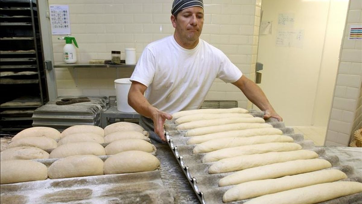 En la imagen, un panadero introduciendo la masa en el horno. EFE/Archivo