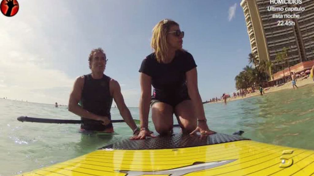 La colaboradora ha intentado hasta aprender a hacer surf