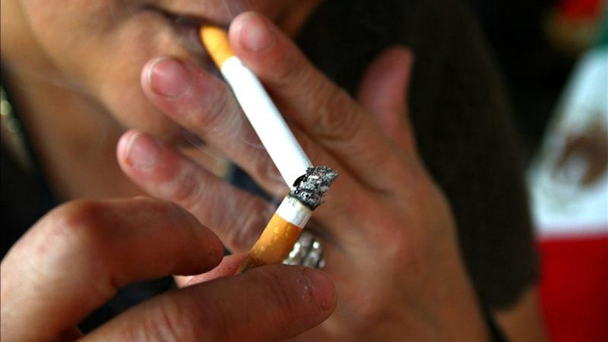 Un fumador enciende un cigarrillo. EFE/Archivo
