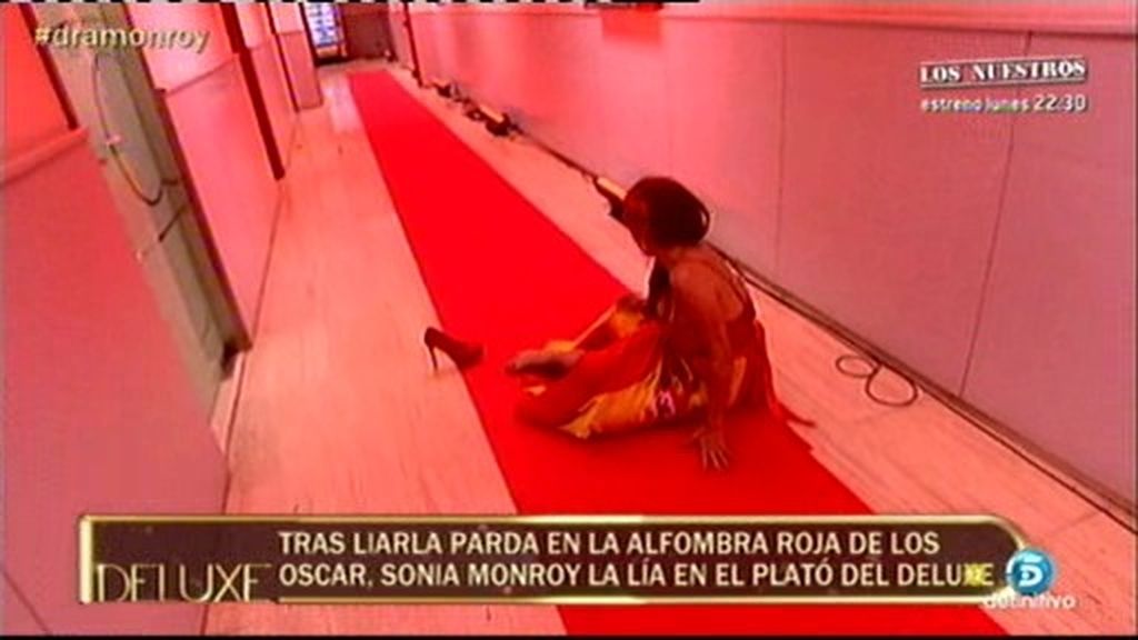 La caída de Sonia Monroy en su paseo por la alfombra roja del 'Deluxe'