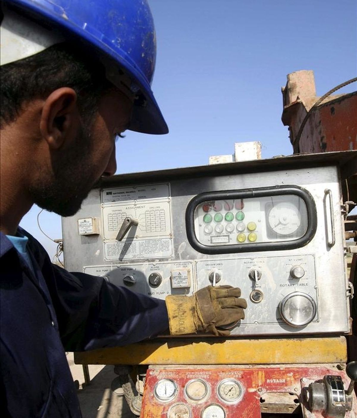 En la imagen, un trabajador iraquí en la refinería de Amara, a unos 450 km de Bagdad, Irak. EFE/Archivo