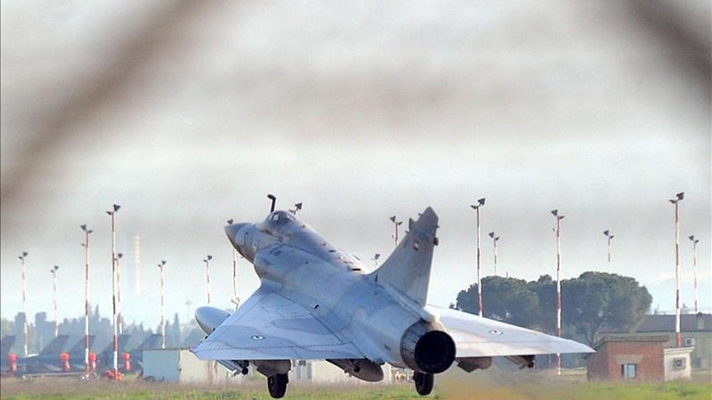 Los aviones de la OTAN han efectuado hasta ahora 178 salidas, 74 de ellas relacionadas con ataques a objetivos, desde que la organización asumió ayer el mando de todas las operaciones sobre Libia. EFE/Archivo