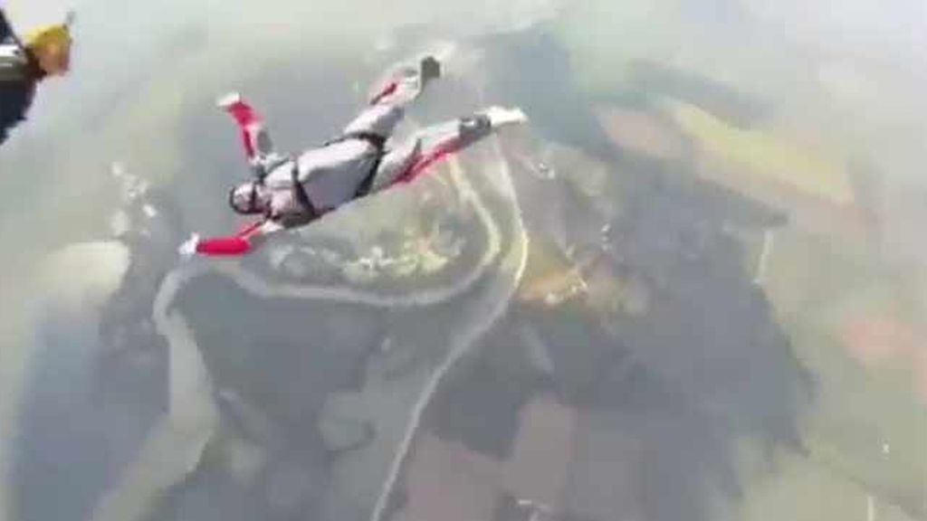 Angustioso momento en el que un alumno de paracaidismo se precipita a tierra sin control